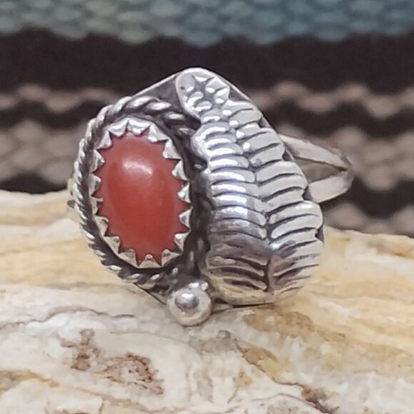 Vtg Native Navajo Old Pawn Sterling Silver Feather Coral Ring Size 5 Petite - Picture 1 of 9
